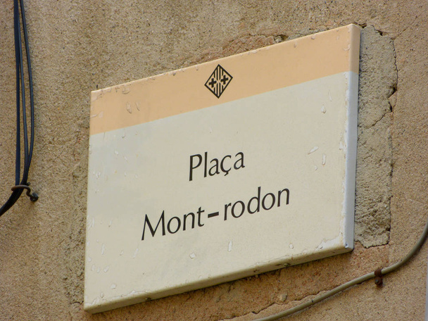 Placa marcando a praça "Mon Rodon" na cidade catalã de Vic
 - Foto, Imagem