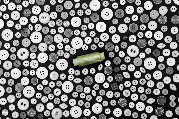arka plan - koyu yüzey ve reel yeşil t ışık düğmeleri - Fotoğraf, Görsel