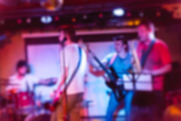 muzikale band live uitvoeren achtergrond wazig - Foto, afbeelding