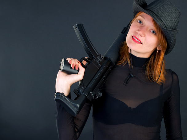 Young woman holding the gun - Foto, Imagen