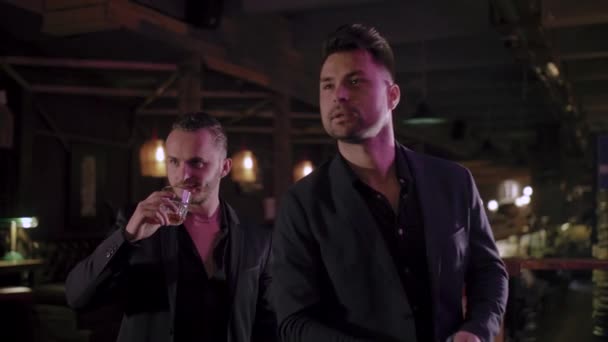 deux hommes en costume boivent du whisky dans un bar
 - Séquence, vidéo