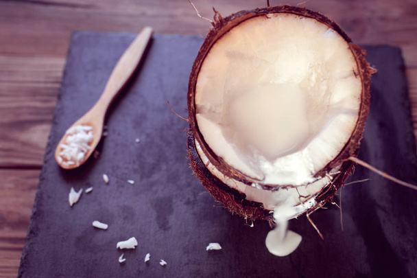 ココナッツからココナッツ ミルクの流れ - 写真・画像