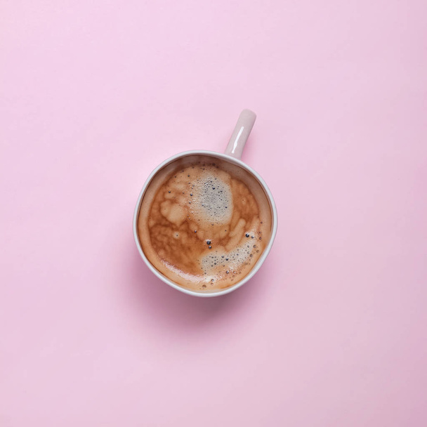 Friss fekete kávét, egy rózsaszín kupa - Fotó, kép