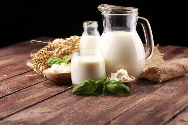 les produits laitiers. savoureux produits laitiers sains sur une table. cre aigre
 - Photo, image