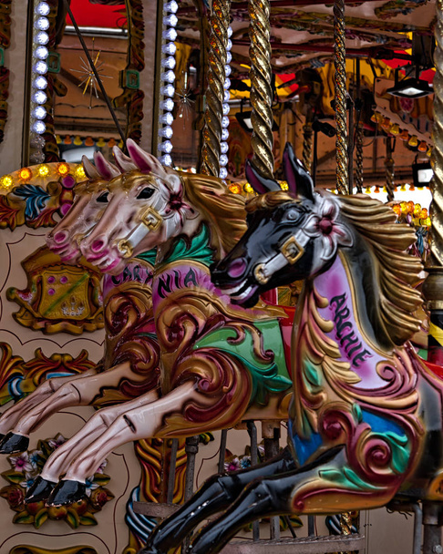 Gek Kleurrijk carrousel paarden - Foto, afbeelding