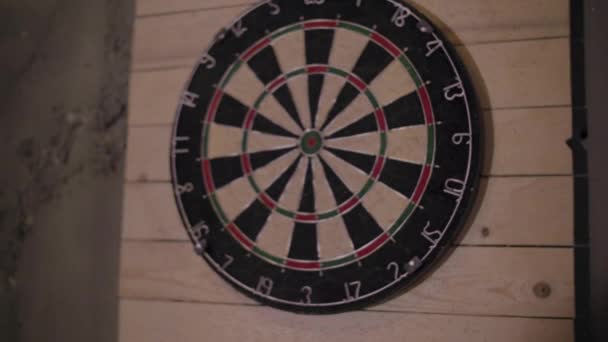Darts pijl ontbreekt het doelwit op een dartbord tijdens het spel. - Video