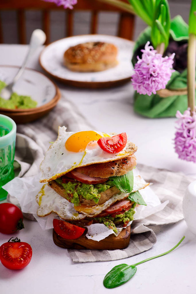 Bagels with ham, fried eggs and guacamole - Foto, immagini