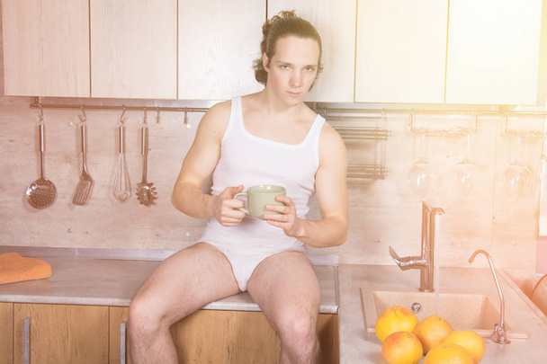 Завтрак и сексуальный парень. Молодой привлекательный мужчина. - Фото, изображение