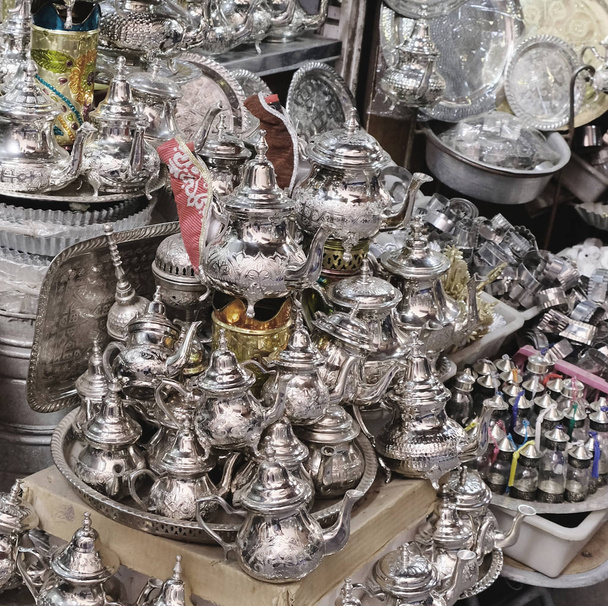 Un piccolo negozio che vende stoviglie in metallo in un mercato in Marocco
 - Foto, immagini