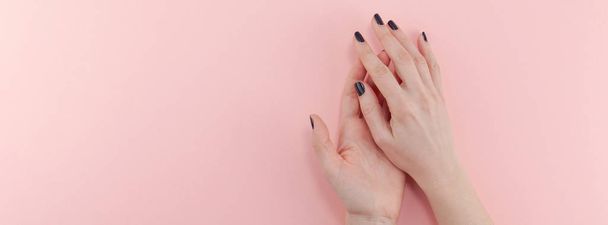 Mains de femme avec manucure noire
 - Photo, image