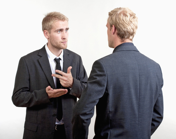 deux hommes d'affaires discutant - Photo, image