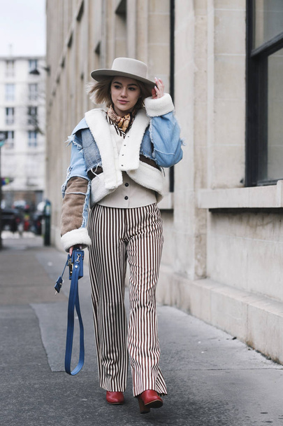 Paris, France - March 01, 2019: Street style outfit -   after a fashion show during Paris Fashion Week - PFWFW19 - Foto, Imagen