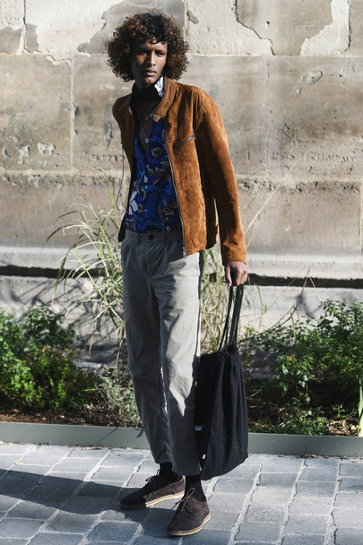 Париж, Франция - 27 февраля 2019 года: Уличный стиль - Модный человек после показа мод во время Недели моды в Париже - PFWFW19
 - Фото, изображение