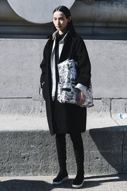 Paris, France - February 27, 2019: Street style outfit -  Fashionable person after a fashion show during Paris Fashion Week - PFWFW19 - Foto, immagini