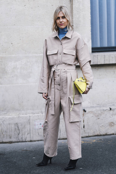 Paris, France - March 01, 2019: Street style outfit -  Linda Tol before a fashion show during Paris Fashion Week - PFWFW19 - Foto, afbeelding
