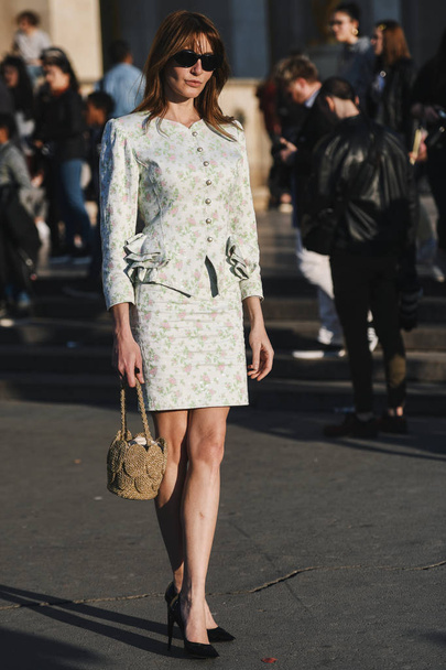 Paris, France - February 27, 2019: Street style outfit -  Fashionable person after a fashion show during Paris Fashion Week - PFWFW19 - Foto, Imagem