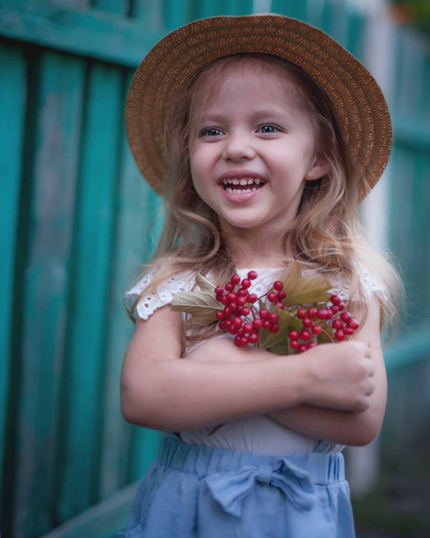 Summer outdoor portrait of beautiful happy child - Foto, imagen