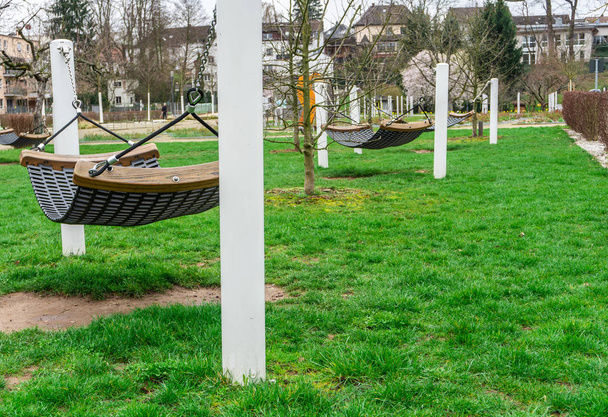 Redes no jardim público, relaxar e recreação após o trabalho. Lugar Alemanha, Baviera
. - Foto, Imagem