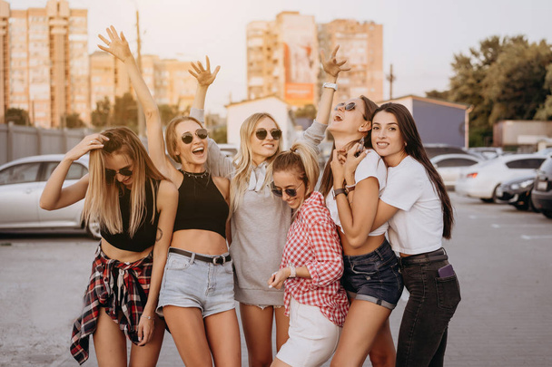 Sechs junge Frauen haben Spaß auf dem Parkplatz. - Foto, Bild
