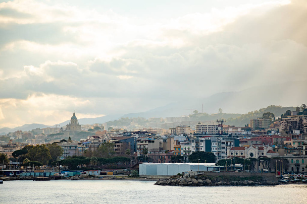 Schöne Aussicht auf Stadtbild und Hafen von Messina von der Fähre, Sizilien, Italien - Foto, Bild