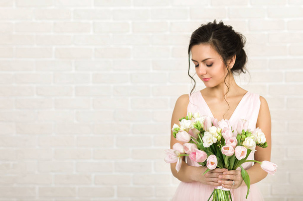 Portrait of beautiful bride with wedding bouquet - Fotó, kép