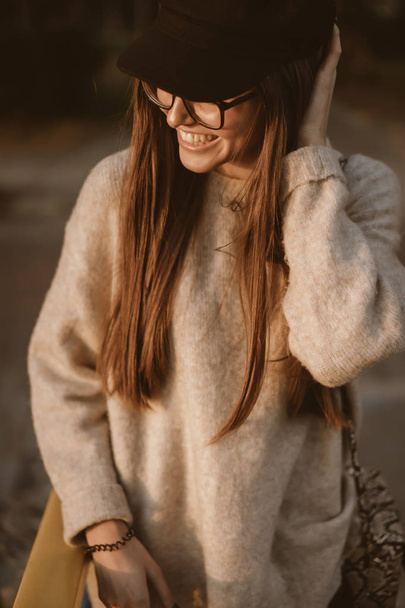 Atrakcyjna, Młoda brunetka z długimi włosami spacery park jesień. - Zdjęcie, obraz