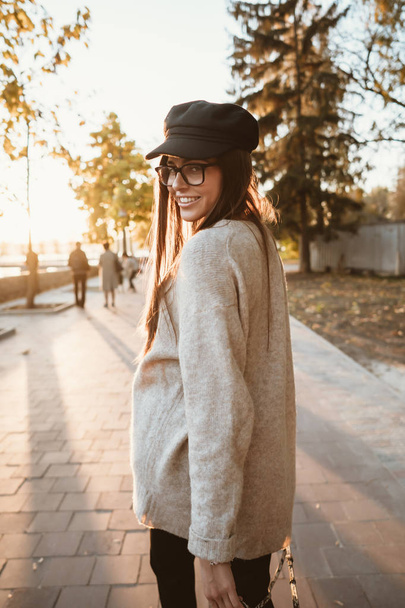 Attractive, young brunette with long hair walking autumn park. - Foto, afbeelding
