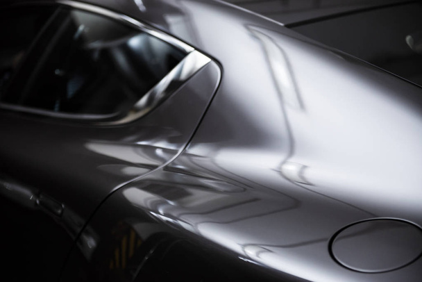 現代の高級グレーレッドメタリック車のバックフロントヘッドライト,自動車の詳細,ガレージ内の車のケアの概念 - 写真・画像