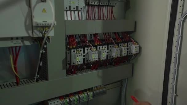 Prüfung der elektrischen Verkabelung - Filmmaterial, Video