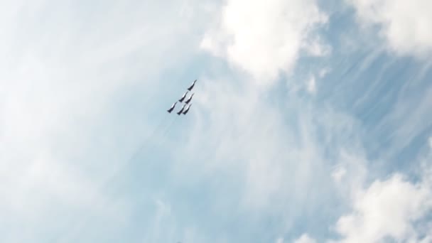 Moderní bojovníci vojenských týmů v letu na obloze - Záběry, video