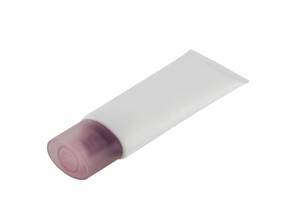 Lege plastic buis handcrème geïsoleerd op witte achtergrond - Foto, afbeelding