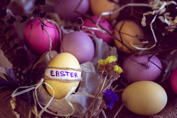 huevos de Pascua coloridos con inscripción "Pascua
"  - Foto, imagen