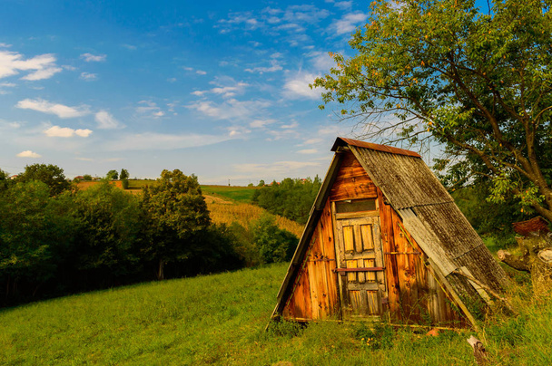 Cabaña de montaña. Antigua casa de madera en Serbia, Europa. Pueblo de montaña
. - Foto, imagen