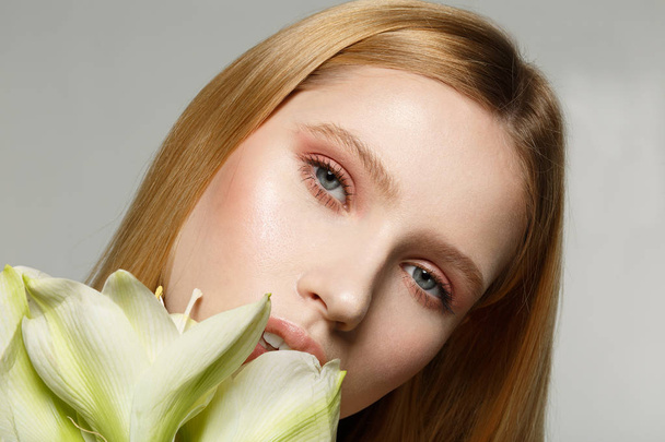 Close up retrato de jovem modelo feminino com pele perfeita e olhos bonitos
 - Foto, Imagem