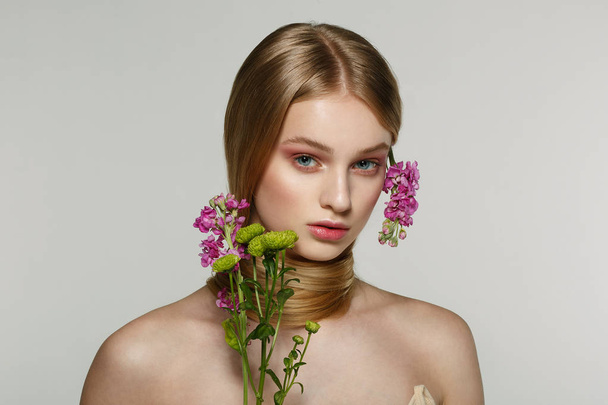 Portrait de jeune fille blonde fraîche et belle avec des fleurs roses
 - Photo, image