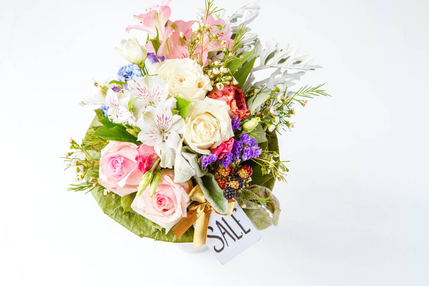 Изображение сверху романтического букета розовых роз, лилий, зеленых листьев с открыткой
 - Фото, изображение