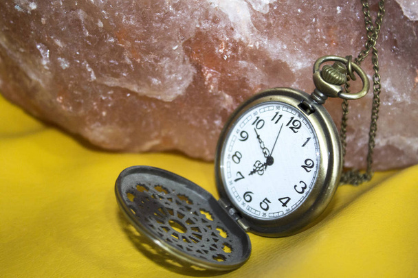 Relógio de bolso clássico na mesa - Foto, Imagem