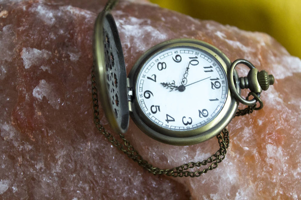 Сикал Покеттино Часы на столе - Фото, изображение
