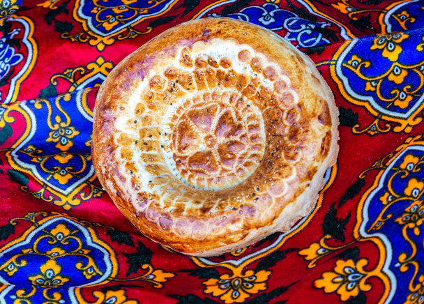 胡麻の伝統的なウズベキスタン フラットブレッド - 写真・画像