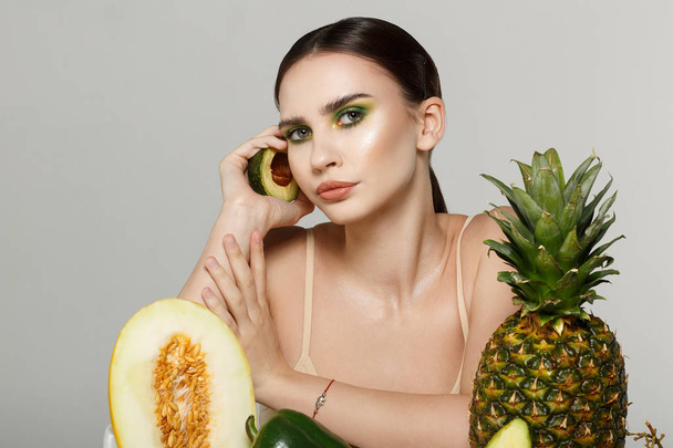 Healthy attractive brunette girl with fresh fruits - Foto, Imagem