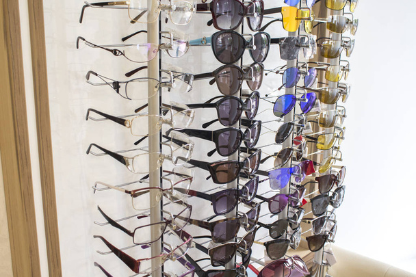 Many sunglasses on display in shop. Fashion Sunglasses in shop. - Foto, Bild