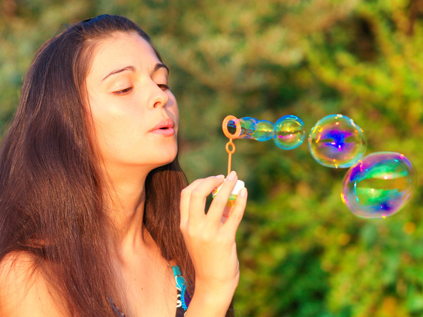 жінка роздування мильні бульбашки
 - Фото, зображення