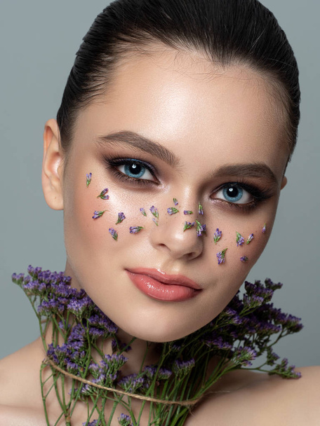 Portrait of young woman with beautiful makeup - Foto, Bild
