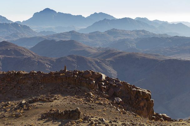 Egipt. Mount Sinai rano o świcie. (Mount Horeb, Gabal Musa, Mojżesza Mount). Miejsce pielgrzymek i sławną destynacją turystyczną. - Zdjęcie, obraz