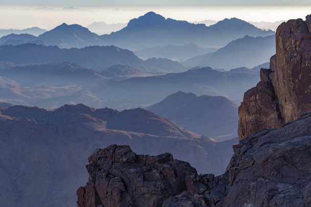 Egipto. Monte Sinaí por la mañana al amanecer. (Monte Horeb, Gabal Musa, Moisés Monte). Lugar de peregrinación y famoso destino turístico
. - Foto, imagen