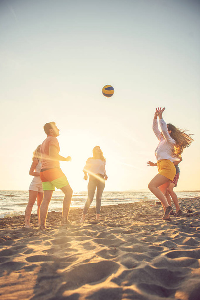 Grupo de amigos desfrutar na praia
 - Foto, Imagem