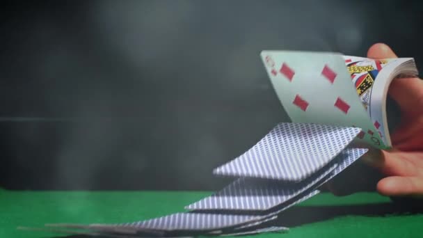 Ψηφιακός σύνθετος έμπορος διανέμει ένα κάρτες σε πράσινες πόκερ τραπέζι με εφέ φωτισμού - Πλάνα, βίντεο