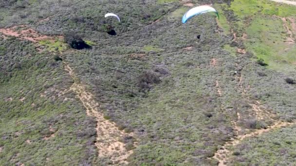 Para-Glider na szczycie góry w lecie słoneczny dzień. Para-Glider na para-samolot, Strops-Soaring moment lotu pływające nad czarną górą w San Diego w Kalifornii. USA - Materiał filmowy, wideo
