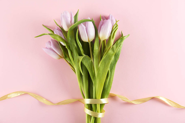 Composición floral en estilo minimalista con flores púrpuras
. - Foto, Imagen