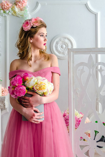 teen girl in pink evening dress  - Zdjęcie, obraz